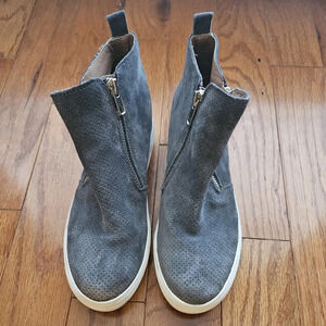 Steve Madden Women's Wedgie Sneaker, Grey Suede, Casual 6 M. GUC